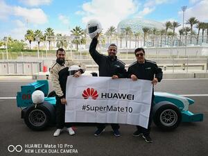 عاش الرابحون في المسابقة تجربة السرعة الفائقة الشبيهة بسرعة هواتف هواوي مايت 10 ومايت 10 برو في حلبة مرسى ياس الخاصة بسيارات الفورميلا 1.

