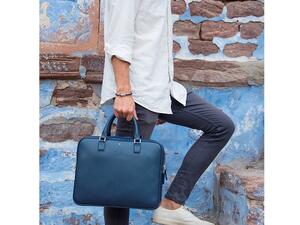 تعتبر حقيبة المستندات النحيفة الزرقاء "مون بلان سارتوريال"، ومحفظة النقود "مايستر ستوك" الخيار المثالي لرجل الأعمال الوسيم.