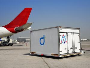 تستخدم دناتا منصات مبردة لنقل الشحنات الحساسة للحرارة على أرض المطار.