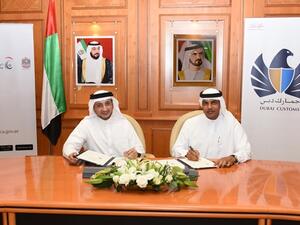 محمد جمعة بوعصيبة وأحمد محبوب مصبح خلال توقيع مذكرة التفاهم.