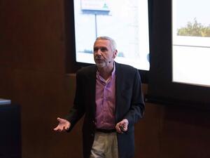 لورانس بينتاك، مؤسس وعميد كلية إدوارد ر. مورو للاتصالات في جامعة ولاية واشنطن خلال المحاضرة.