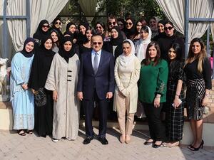 تعتبر المرأة البحرينية العاملة في كريدي مكس عنصر فعال في الشركة بمختلف التخصصات والوظائف التي يشغلنها.