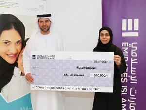 عواطف الهرمودي، مدير عام الإدارة التنفيذية في الإمارات الإسلامي والدكتور عبد الكريم سلطان العلماء، الرئيس التنفيذي لمؤسسة الجليلة