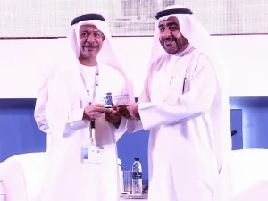 منصور العور رئيس جامعة حمدان بن محمد الذكية يكرم سعادة حسين القمزي، الرئيس التنفيذي لمجموعة نور الإستثمارية والرئيس التنفيذي لـ بنك نور خلال المؤتمر