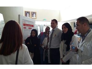 أعضاء من فريق التبرّع بالخلايا الجذعية في المركز الوطني لعلاج وأبحاث السرطان يسلّطون الضوء على الإنجازات التي تم تحقيقها ضمن برنامج خدمات التبرع بالخلايا الجذعية أثناء مؤتمر أكاديمية الدوحة الدولية للتبرع بالأعضاء.