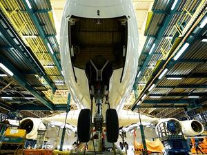 استبدال جهاز الهبوط لإحدى طائرات الإمارات A380 بشكل كامل للمرة الأولى في حظائر الدائرة الهندسية بدبي.