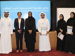 سعادة الشيخة هند بنت حمد آل ثاني، نائب رئيس مجلس الإدارة والرئيس التنفيذي لمؤسسة قطر للتربية والعلوم وتنمية المجتمع ، في صورة جماعية مع ممثلي شركة سيمنز أثناء الاحتفال بختام المرحلة الأولى من "برنامج مؤسسة قطر وشركة سيمنز لتدريب المواهب"