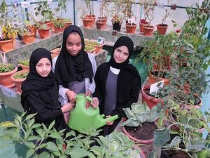 الطالبات أمينة أيمن وشهيدة محمد وعائشة خالد من مجمع التربية السمعية.