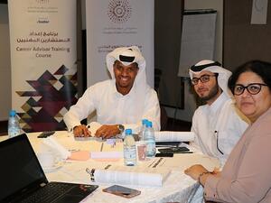 المشاركون في برنامج إعداد المستشارين المهنيين يتفاعلون خلال الدورة الخامسة من البرنامج.