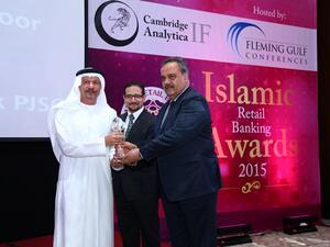 Mr. Hussain Al Qemzi, CEO, Noor Bank receiving the award ‘The Islamic Retail Banking Leadership Award’ from the Pakistan Ambassador to the UAE, Asif Ali Khan Durrani