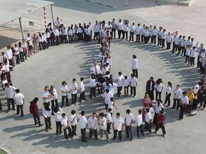 السيدة كيم جرين، مدير أكاديمية قطر السدرة، ترحب بالطلاب خلال الاحتفاء باليوم العالمي للسلام لعام 2017