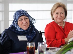 الدكتورة سكينة يعقوبي، الفائزة بجائزة وايز للتعليم عام 2015، بصحبة ماري لاندرو، عضو مجلس الشيوخ الأمريكي الأسبق عن ولاية لويزيانا