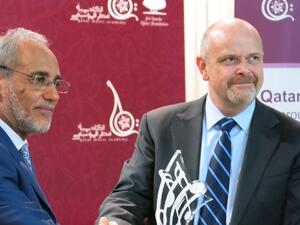 د.عبد الغفور الهيتي مدير أكاديمية قطر للموسيقى، يسار الصورة، مع السيد ستيف كيلي رئيس ومدير عام شركة أوكسي قطر، يمين الصورة.