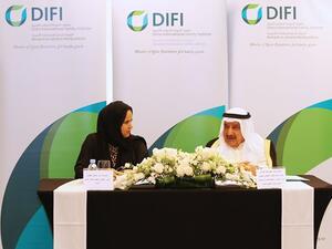 السيدة نور المالكي الجهني، المدير التنفيذي لمعهد قطر الدولي للأسرة، توقع مذكرة التفاهم مع سعادة السيد عقيل الجاسم، المدير العام للمكتب التنفيذي لمجلس وزراء العمل والشؤون الاجتماعية في دول مجلس التعاون الخليجي