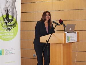 غادة صادق، المدير العام لفندق موفنبيك الخليج الغربي، تتحدث للجمهور عن مبادرات الاستدامة في الفندق.

 