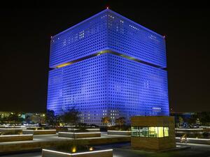 قامت مؤسسة قطر بإضاءة المقر الرئيسي لها في المدينة التعليمية باللون الأزرق.