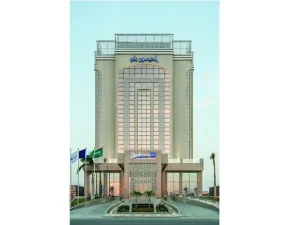 he 150-room Radisson Blu Hotel, Jeddah Corniche has a prime location close to the popular North Corniche.