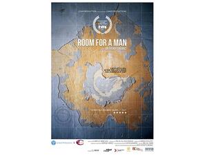 تدور أحداث الفيلم حول صانع أفلام لبناني مثلي جنسياً يعيش مع أمه وأخته وكلبهم في منزل بضواحي بيروت ويحاول من خلال تجديد غرفته الخاصة، إعادة بناء هويته.