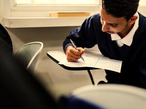 سياسة تمديد التأشيرة الجديدة ستؤدي إلى إدخال العديد من التغييرات على قطاع التعليم في الإمارات.