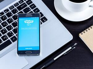 قال بعض مستخدمي التطبيق على تويتر إن الخدمة قد تعطلت بينما تابع آخرون البيانات الأخيرة من قبل اتصالات التي أشارت فيها إلى حظر سكايب في الإمارات.