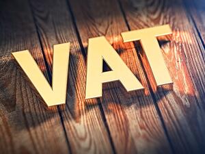 أوضحت الهيئة أن المرسوم بقانون اتحادي رقم (8) لسنة 2017 في شأن ضريبة القيمة المضافة، ولائحته التنفيذية تضمنا أحكام محددة عن ماهية توريد السلع وتوريد الخدمات كما وتضمنا تعريفاً للتوريدات الخاضعة للضريبة. 