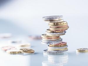 صعد اليورو أكثر من 0.6 بالمئة إلى 1.1728 دولار متعافيا من أقل مستوى في ستة أشهر ونصف الشهر عند 1.1646 دولار.