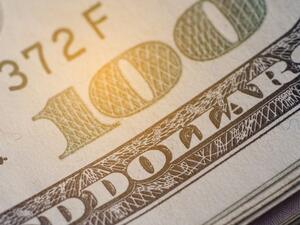 يشير وليم إلى أن هبوط سعر صرف العملة الأمريكية لا يعد في الوقت الحالي ميزة سلبية.