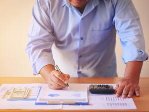 There are a couple of benefits of setting your money goals on a monthly basis. Here's a guide to help you. (Shutterstock)