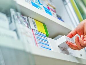 Experts have found a number of obstacles facing the employment of 20,000 Saudi pharmacists in pharmacies across the Kingdom.
 (Shutterstock)