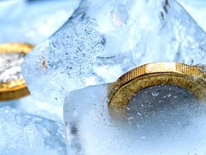 تعود الأموال المجمدة جزئيا إلى الحكومة الكويتية وجُمدت في "نور بنك" المملوك لحكومة دبي، منذ أواخر 2017