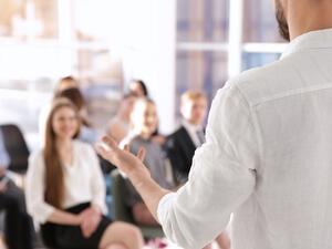 ينبغي عليك تعزيز مهاراتك في تقديم عروض كي تتمكن من النجاح والوصول الى هدفك