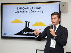 ستيف تزيكاكس، الرئيس الإقليمي لشركة إس إيه بي جنوب أوروبا والشرق الأوسط وإفريقيا يقدم الجوائز للفائزين من الإمارات العربية المتحدة.