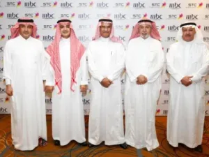 من اليمين: الدكتور خالد بن حسين البياري، الأستاذ محمد الضحيان، سعادة المهندس عبد العزيز بن عبد الله الصقير، والشيخ وليد بن ابراهيم آل ابراهيم، والأستاذ علي الحديثي