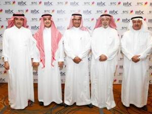 من اليمين: الدكتور خالد بن حسين البياري، الأستاذ محمد الضحيان، سعادة المهندس عبد العزيز بن عبد الله الصقير، والشيخ وليد بن ابراهيم آل ابراهيم، والأستاذ علي الحديثي