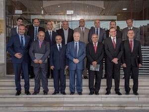 رئيس المنظمة العربية لشبكات البحث والتعليم سعادة الدكتور طلال أبوغزاله مع سعادة الدكتور على القيسي رئيس هيئة مديري شبكة الجامعات الأردنية وسعادة الأستاذ سامي سميرات المدير التنفيذي للقطاع المؤسسي والشركات في Orange خلال الإتفاقية.