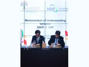 الدكتور عبدالستار الطائي، المدير التنفيذي للصندوق القطري لرعاية البحث العلمي، يوقِّع على مذكرة التفاهم برفقة البروفسور مين كوان تشانج، رئيس المؤسسة الوطنية للبحوث في كوريا