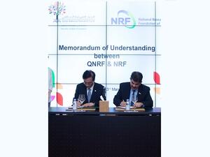 الدكتور عبدالستار الطائي، المدير التنفيذي للصندوق القطري لرعاية البحث العلمي، يوقِّع على مذكرة التفاهم برفقة البروفسور مين كوان تشانج، رئيس المؤسسة الوطنية للبحوث في كوريا