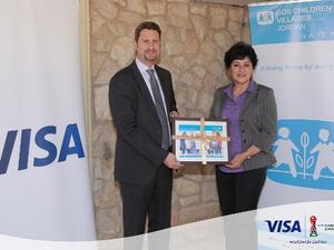 نبيل طبارة، مدير عام فيزا في دول المشرق العربي، ومنى حمدان، المدير الوطني لجمعية قرى الأطفال SOS الأردنية