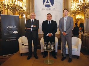 السيد ستافروس يانوكا يتوسط السيد جو هالجارتن (يمين)، والسيد خوسيه أنطونيو مارينا، خلال الجلسة النقاشية التي استضافها وايز بمدينة مدريد مؤخرًا