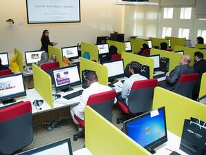  المشاركون أثناء ورشة التدريب حول مهارات البحث التي نظمتها مؤخراً مكتبة قطر الوطنية في مركز الطلاب بالمدينة التعليمية