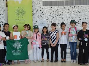 لقطة جماعية للطالبات المشاركات في البرنامج الصيفي لحديقة القرآن النباتية
