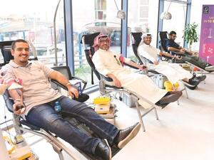 موظفو زين خلال حملة التبرع بالدم﻿