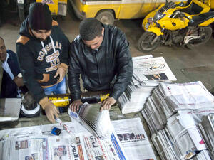 موزع الصحف أول الملمين بأخبار العالم