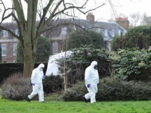 رجل يشعل النار في نفسه خارج قصر الأمير وليام في لندن