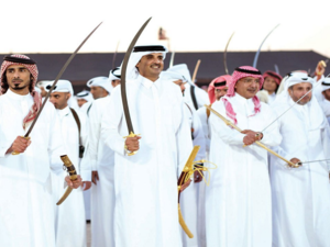 أمير قطر يؤدي رقصة العرضة
