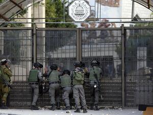 اسرائيل تغلق مداخل الضفة الغربية