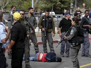 الشرطة الإسرائيلية تحيط بفلسطيني تقول إنه هاجم إسرائيليين بسلاح أبيض في القدس