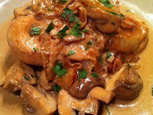 دجاج بصلصة الفطر 