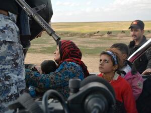 القوات العراقية تخلي مئات المدنيين من الرمادي
