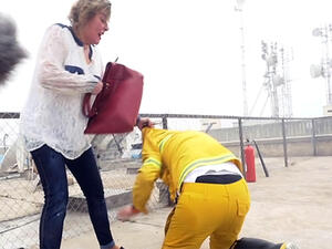 مها ابو عوف تضرب رامز جلال بحقيبتها بعد كشف المقلب